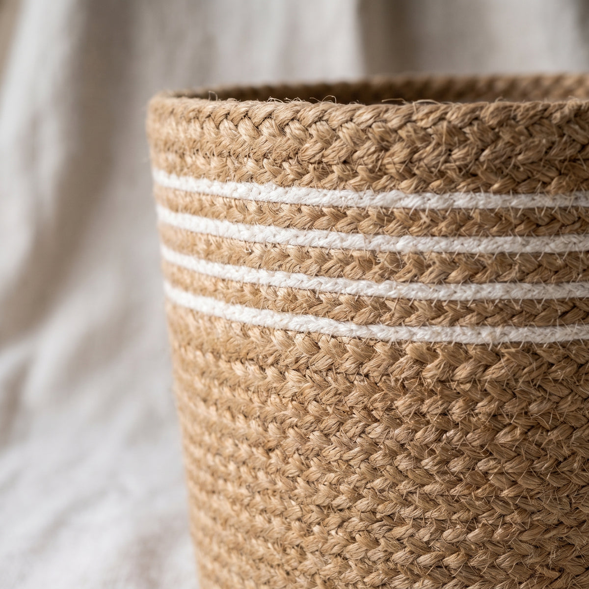 Close-up of the jute weave and the white stripe detail below the rim